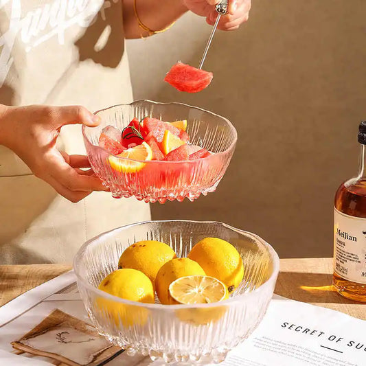 Bol Verre Transparent Résistant jacffur – 16 à 20 cm rempli de fruits frais tenu par une personne en cuisine