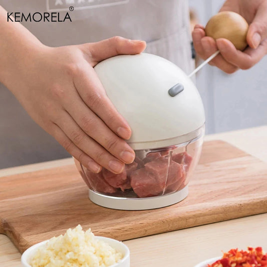 Presse à Ail Manuel Multifonction – Hachoir à Corde Inox en action avec viande à hacher sur planche en bois