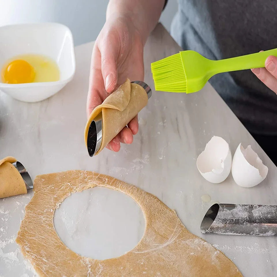 Kit 5 Moules Spirale Inox – Croissants & Cornets Pâtisserie avec pâte roulée et pinceau vert pour badigeonner