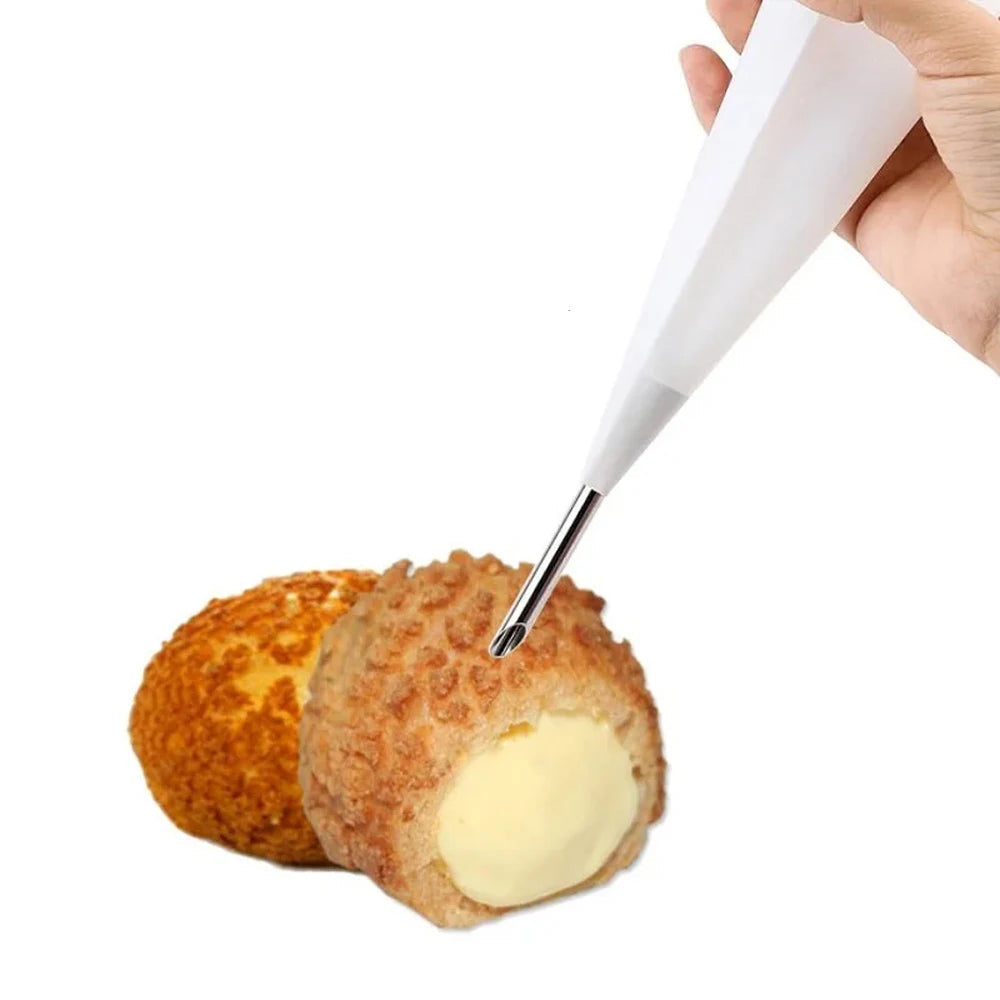 Kit Douilles Pâtisserie Inox – 7 Pièces Décorations Gâteaux avec poche à douille en utilisation sur choux à la crème