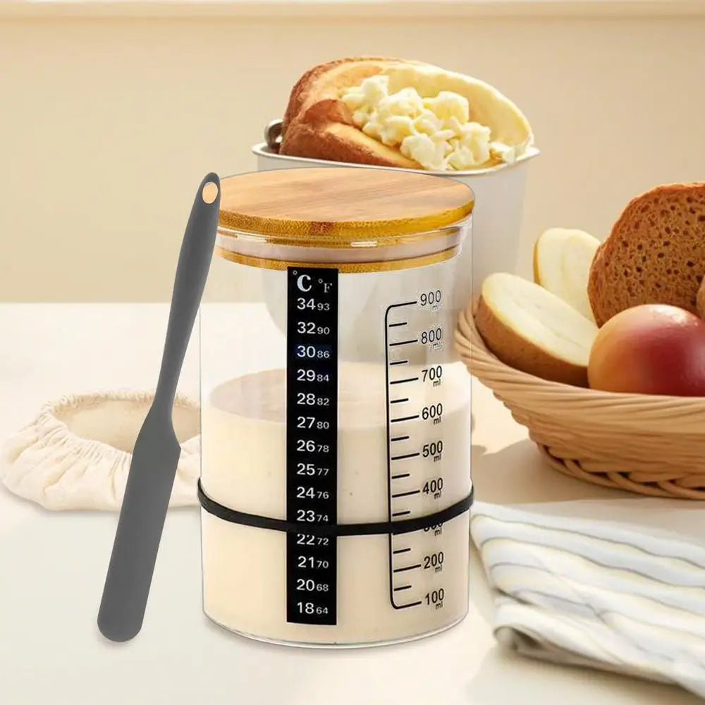 Kit Fermentation Maison – Pot Levain en verre avec couvercle en bois et spatule grise sur table de cuisine