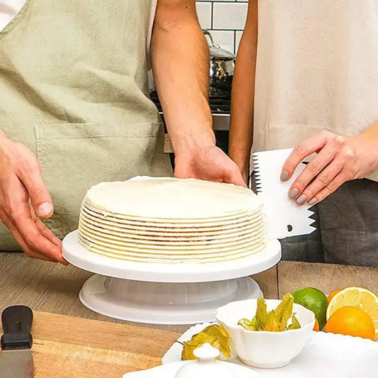 Kit plateau tournant et outils déco gâteaux complet avec deux personnes décorant un gâteau à la crème