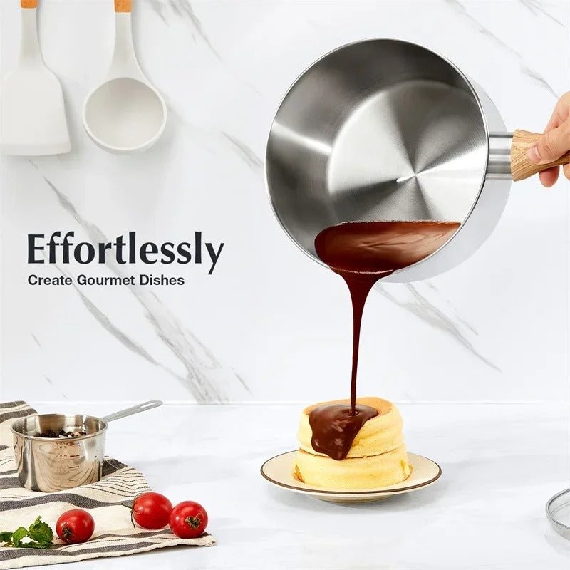 Casserole inox antiadhésive avec poignée bakélite versant du chocolat chaud sur un dessert gourmand