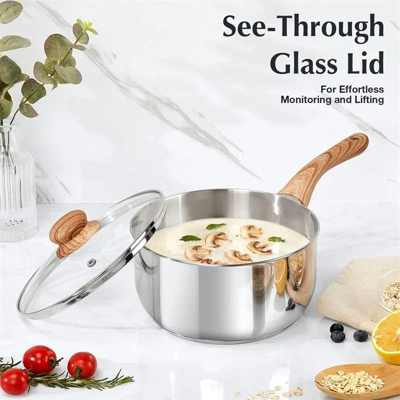 Casserole inox antiadhésive avec poignée bakélite, couvercle en verre transparent et légumes cuisinés