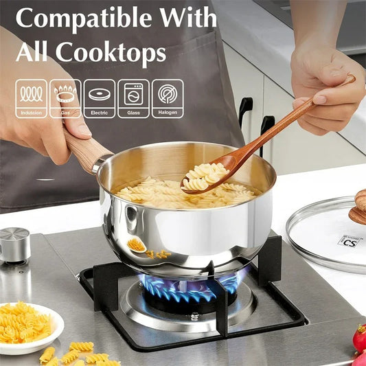 Casserole inox antiadhésive avec poignée bakélite utilisée pour cuire des pâtes sur une cuisinière à gaz
