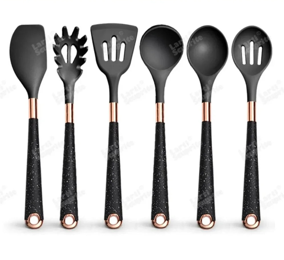 Ustensiles Silicone Rose Gold LARTI SCUPRITE – Set Cuisine. Lot de 6 ustensiles noirs en silicone poignées texturées