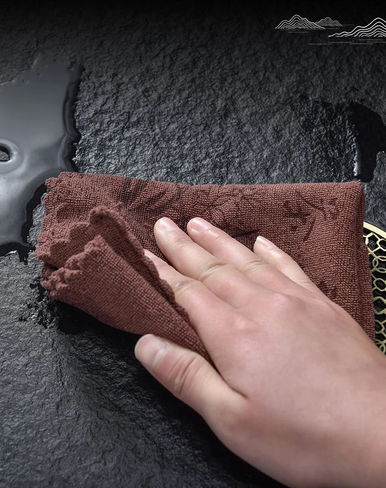 Lingettes Multiusages en Fibre Coton et Lin en train de nettoyer une surface avec efficacité