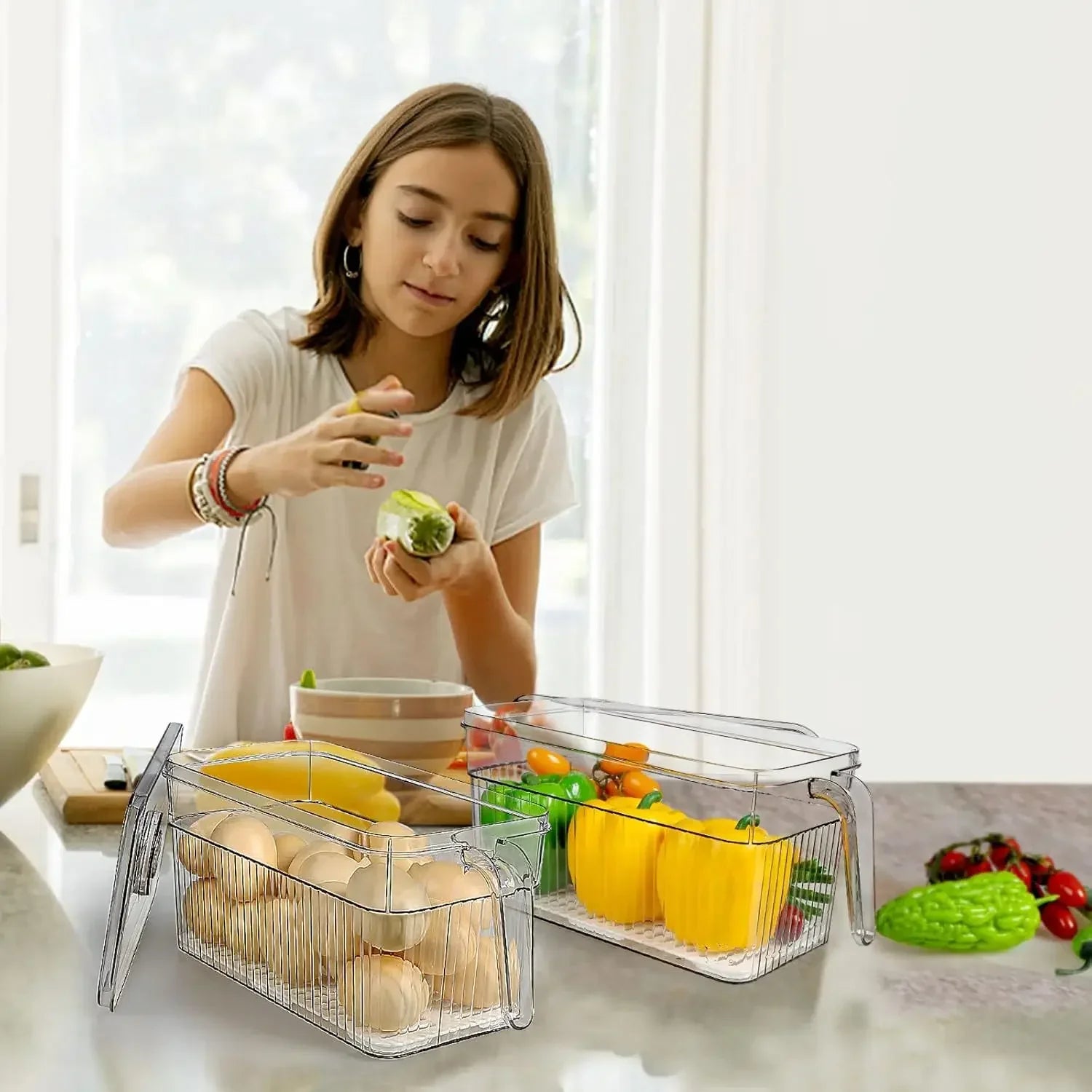 Jeune femme range légumes dans Boîte de conservation PET – Fraîcheur et organisation frigo transparente empilable plan de travail