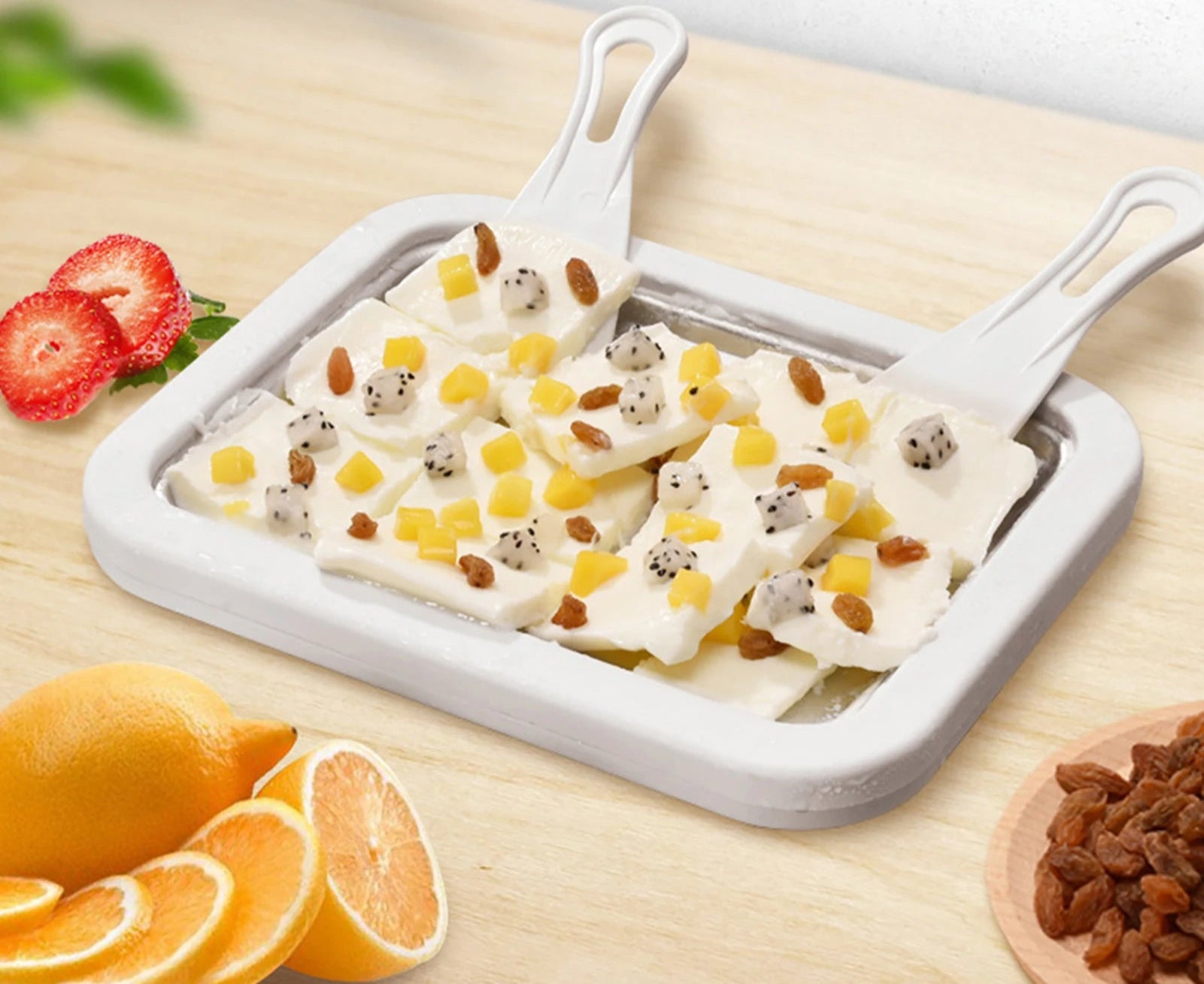 Machine à Yaourt Glacé Artisanale Ustensile de chef avec yaourt glacé décoré de fruits frais