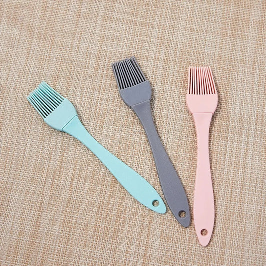 Trois pinceaux de cuisine en silicone de couleurs pastel pour une cuisine facile et agréable
