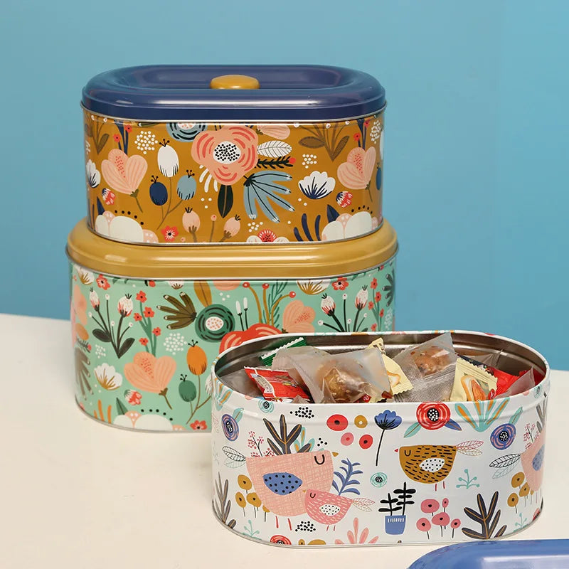 Boîtes métal  – Stockage hermétique Ustensile de chef 3 boîtes décoratives fleuries empilées une ouverte avec biscuits emballés