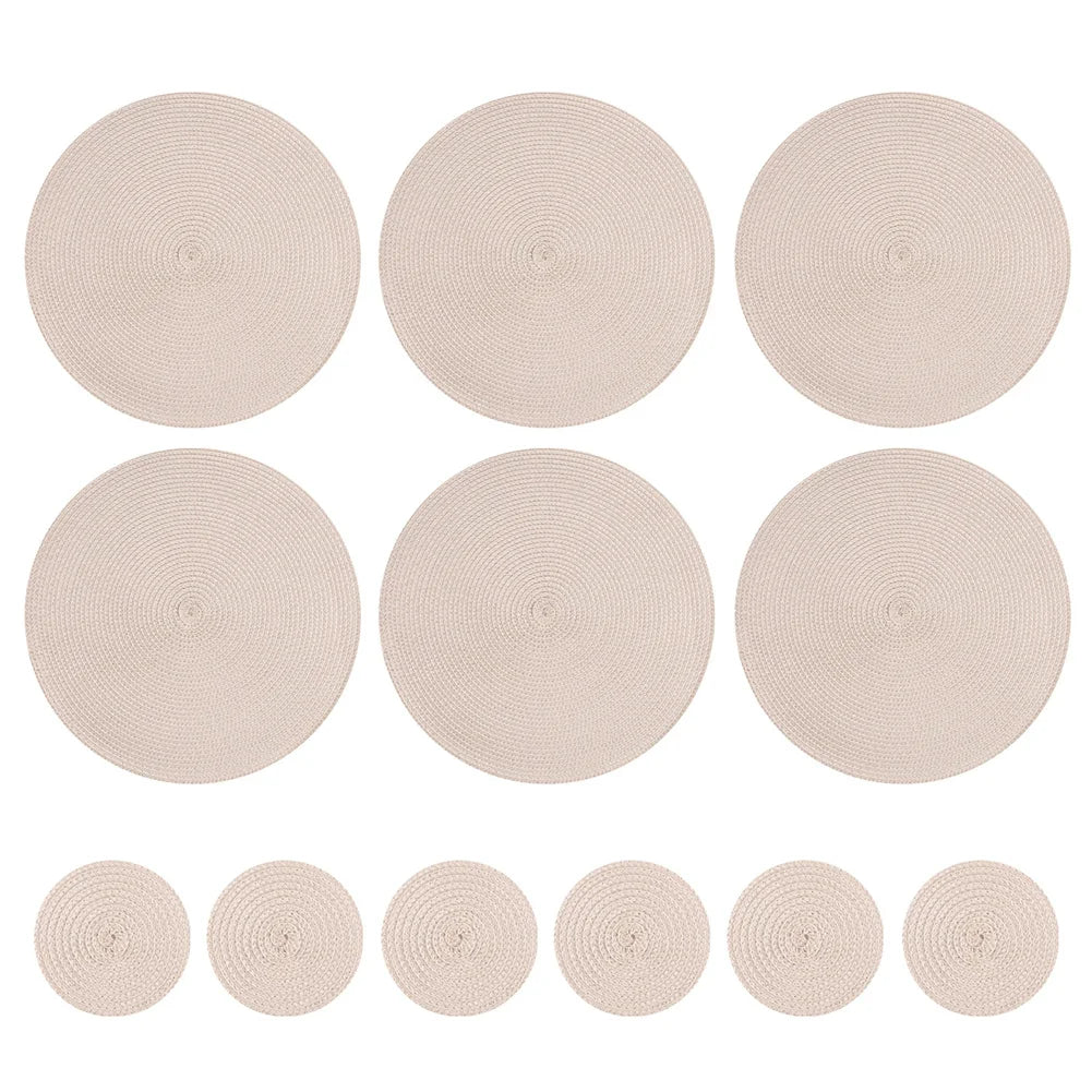 Set 6 Napperons & 6 Dessous de Verre – Tressé, Moderne. Ensemble beige rond tressé 6 napperons et 6 dessous de verre pour table