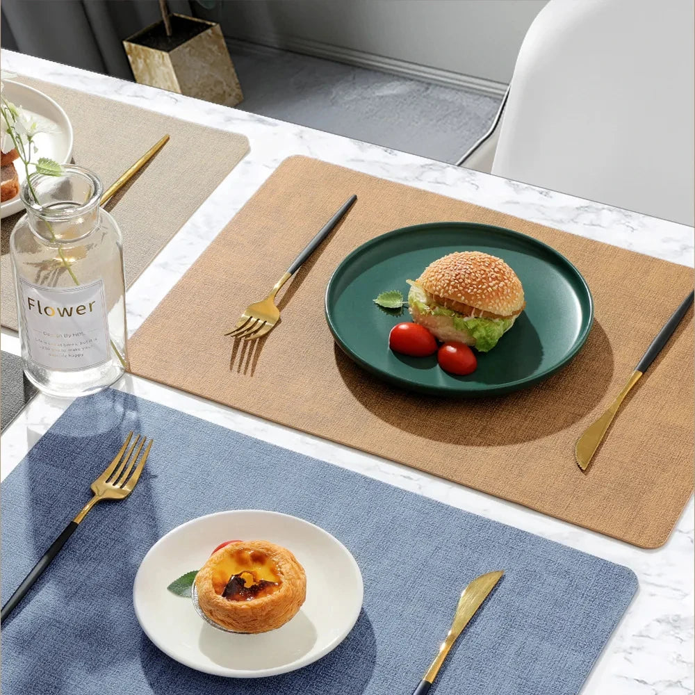 Set de Table Similicuir lot de 4 – Étanche & Anti-Taches. Sets brun et bleu sur table marbre avec assiette et burger
