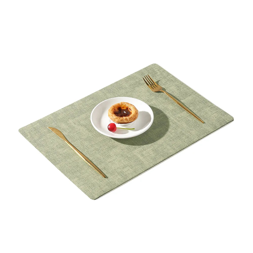 Set de Table Similicuir lot de 4 – Étanche & Anti-Taches. Napperon vert texturé avec couverts dorés et assiette avec tartelette