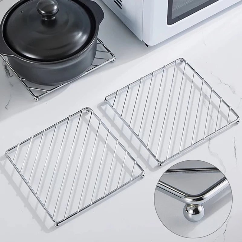 Sous-plats inox ronds et carrés – Protège et stylise votre cuisine. Deux sous-plats carrés en inox avec pieds ronds