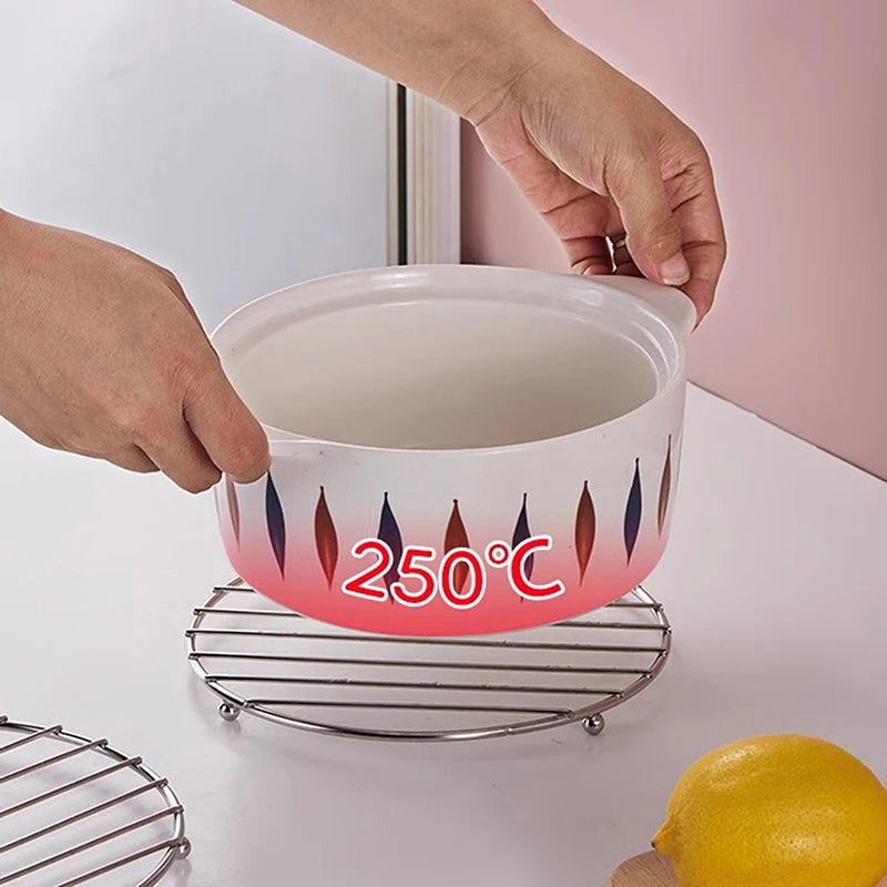 Sous-plats inox ronds et carrés – Protège et stylise votre cuisine. Main posant un plat chaud sur sous-plat inox rond 250 C