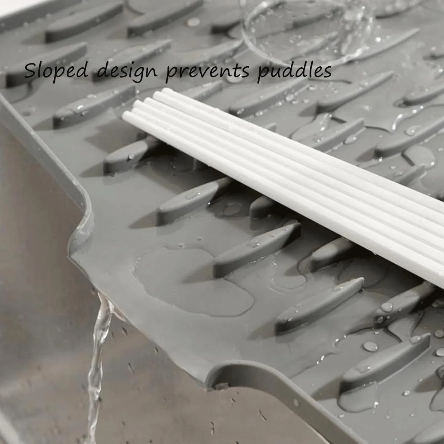 Tapis Égouttoir Silicone Pliable – Pratique & Résistant. Tapis gris flexible à rainures inclinées qui évacue l'eau vers l'évier.