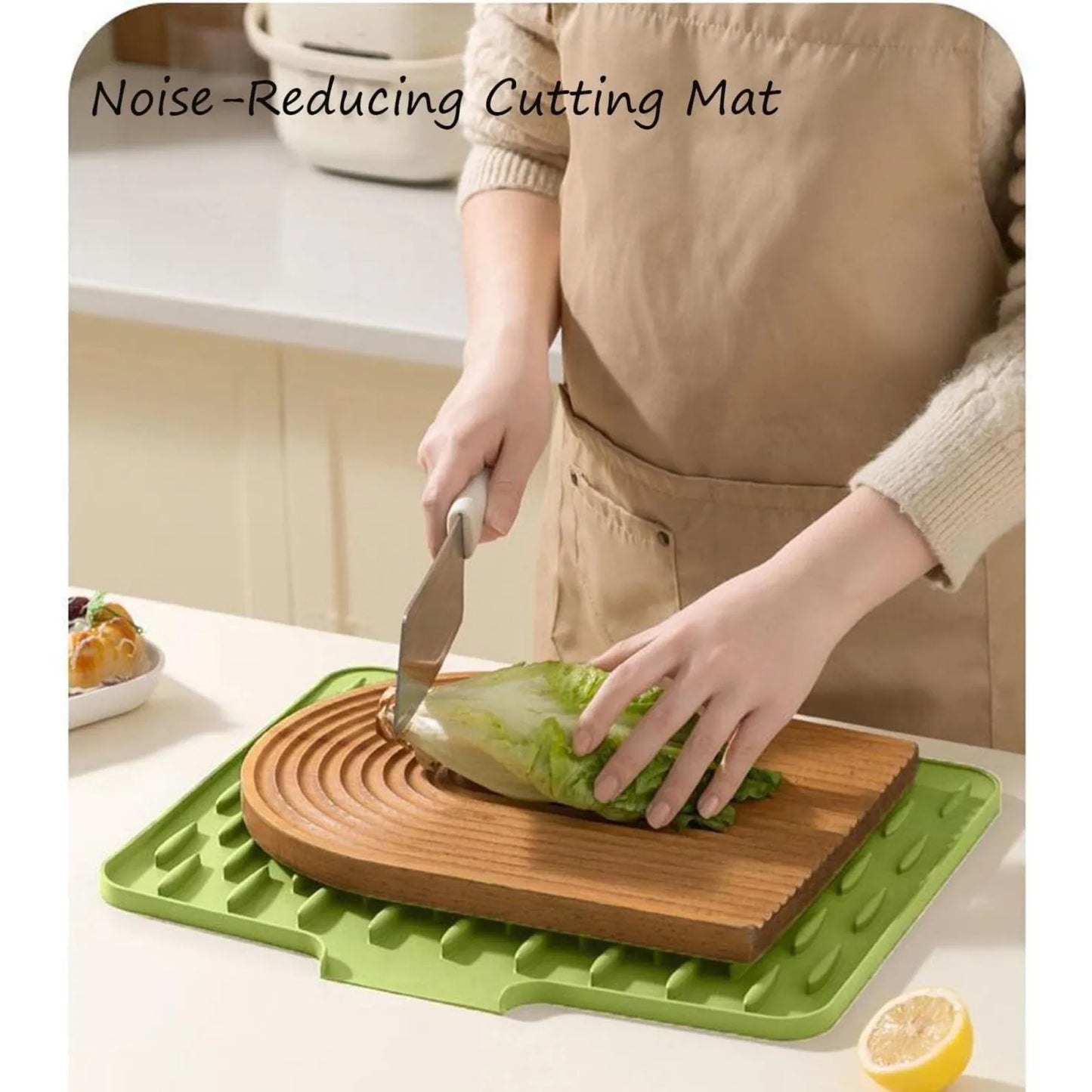 Personne coupe une laitue sur une planche en bois posée sur un Tapis Égouttoir Silicone Pliable – Pratique & Résistant. vert
