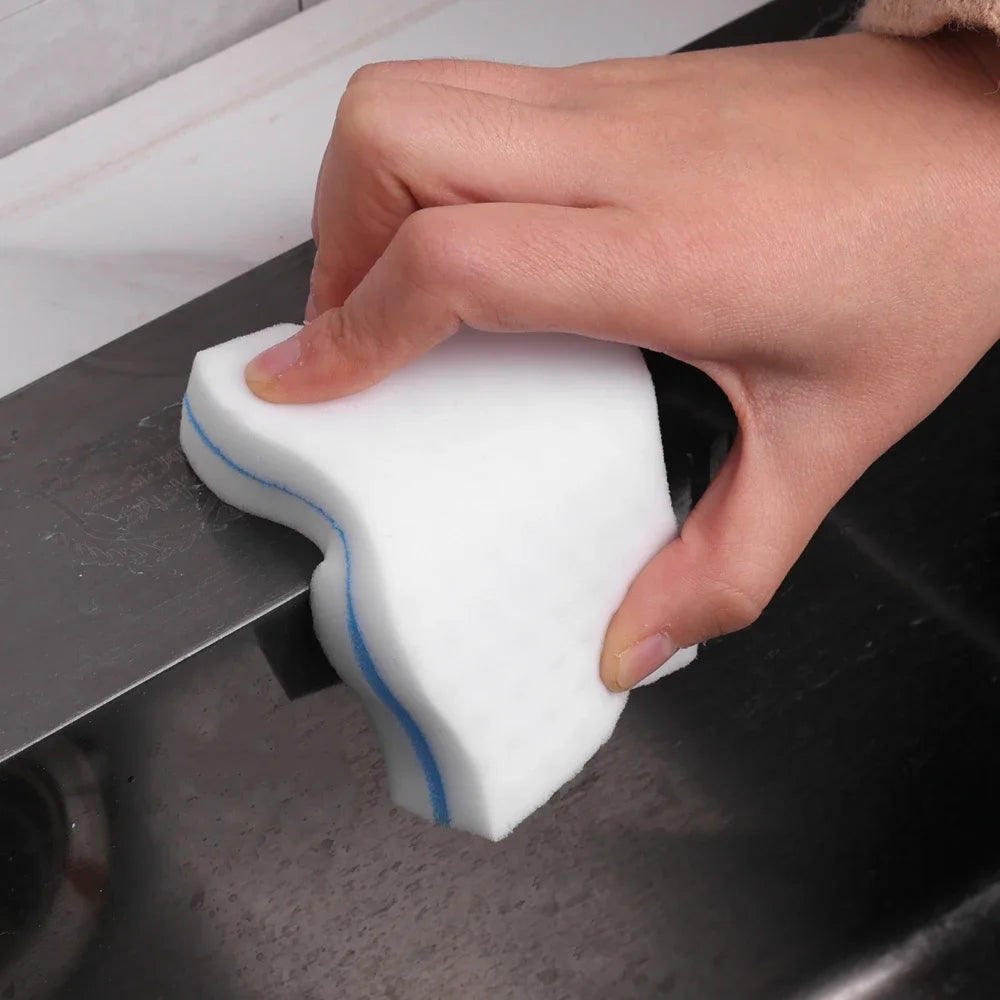 Main tenant une Éponge magique – Lot de 50 pièces éco-friendly 10×6 cm. blanche ergonomique nettoyant évier inox