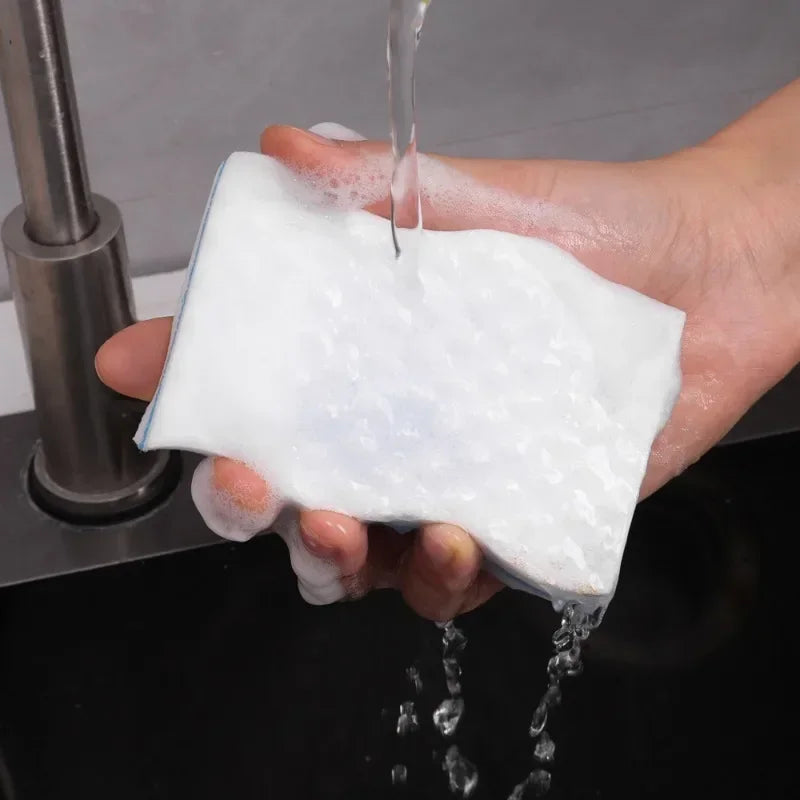 Main tenant Éponge magique – Lot de 50 pièces éco-friendly 10×6 cm sous le robinet avec mousse blanche
