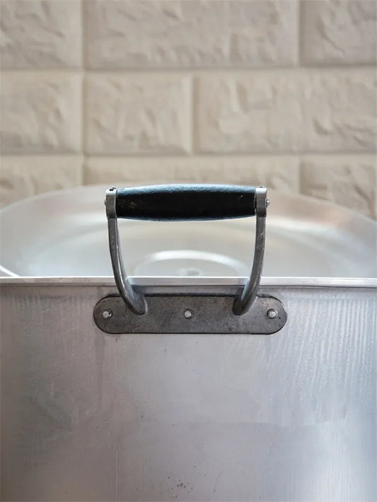 Poignée en métal de marmite en alliage d’aluminium 18 cm - Gaz avec couvercle en vue partielle