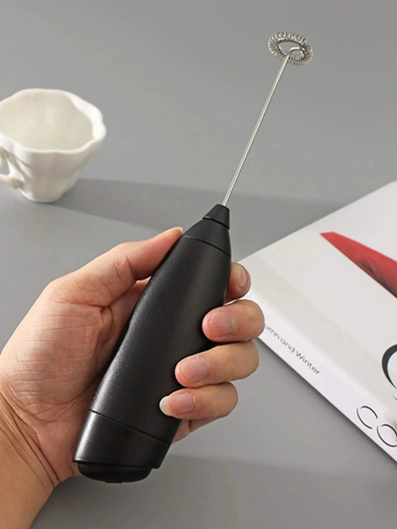 Mélangeur Électrique Sans Fil Portable en main, idéal pour préparer des boissons crémeuses