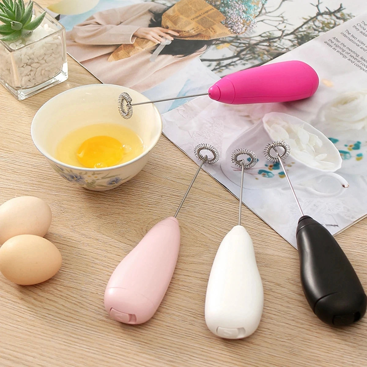Mélangeur Électrique Sans Fil Portable en rose, blanc, noir et crème avec bols et œufs pour la cuisine