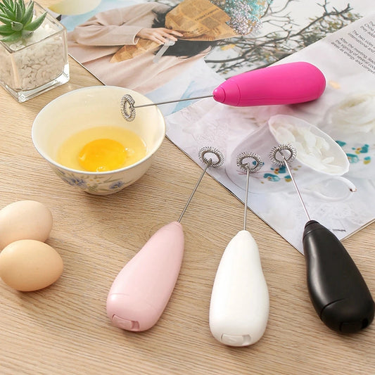 Mélangeur Électrique Sans Fil Portable en rose, blanc, noir et crème avec bols et œufs pour la cuisine