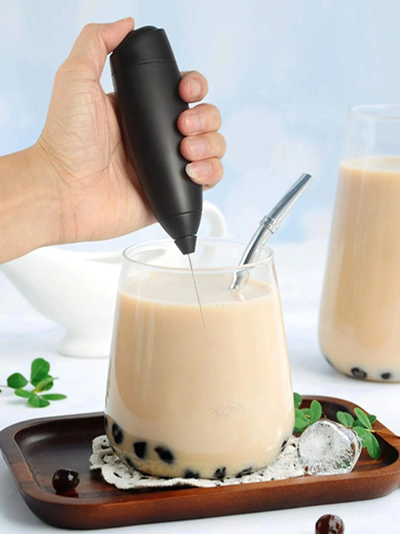 Mélangeur Électrique Sans Fil Portable en main, mélangeant une boisson au lait avec des perles de tapioca