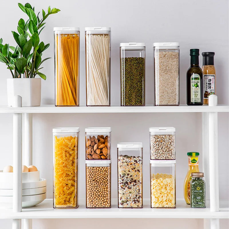 Boîtes de Conservation Transparentes Hermétiques – METKA sur étagères contenant pâtes, riz, légumineuses et condiments
