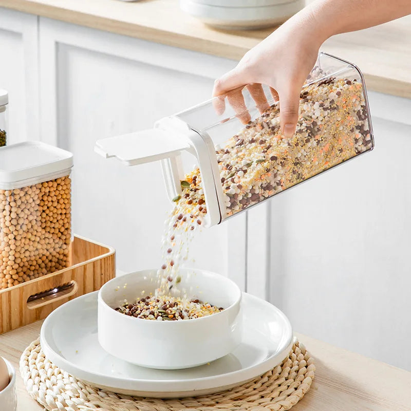 Boîtes de Conservation Transparentes Hermétiques – METKA versant un mélange de céréales dans un bol pour le rangement