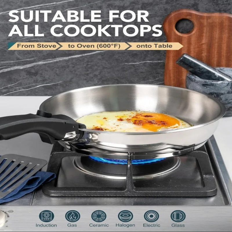 Poêles Inox à Poignée Amovible – 3 Pièces en utilisation sur une cuisinière avec un oeuf qui cuit