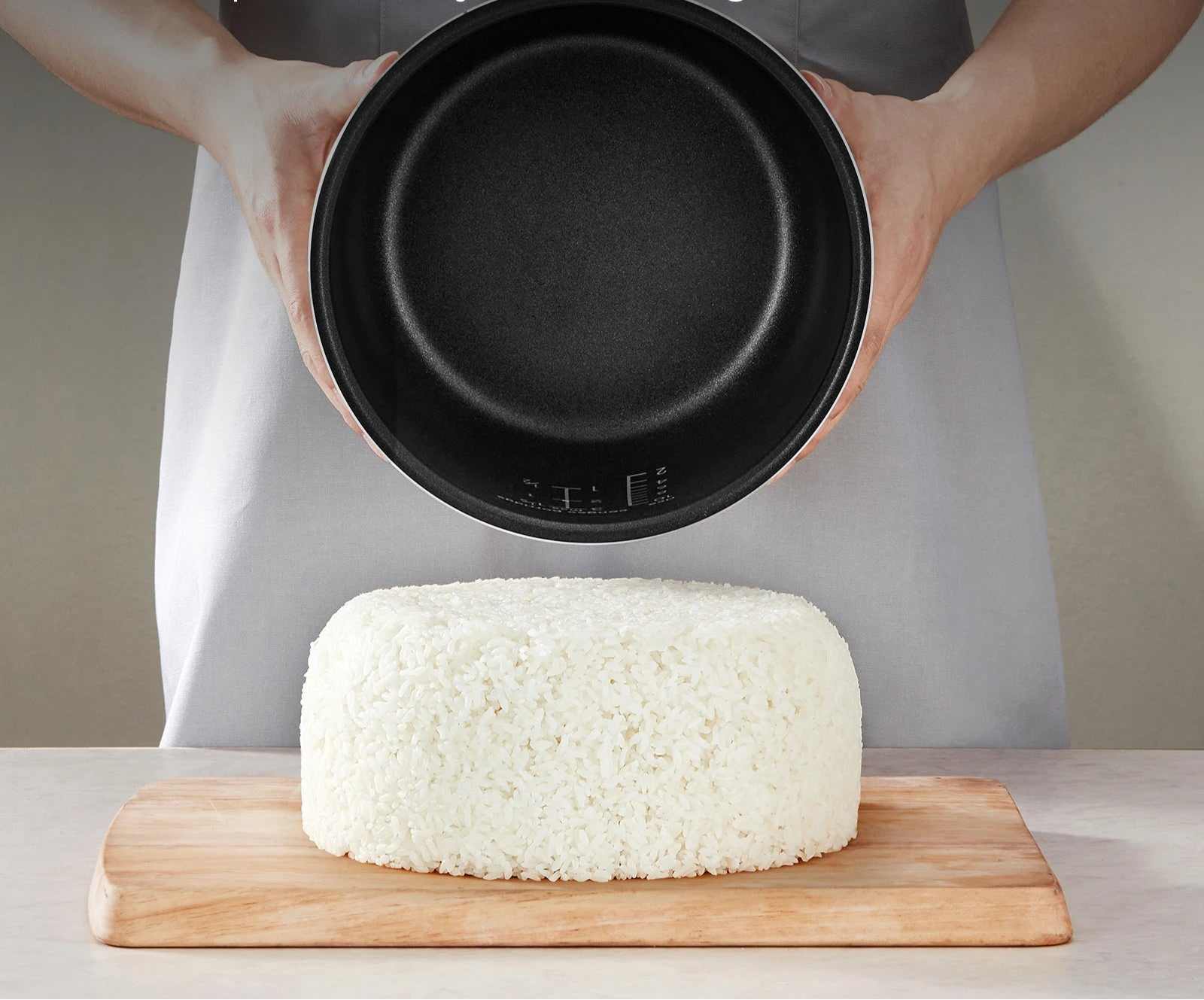 Cuiseur à Riz Midea 5L Multifonction – Cuisson Intelligente montrant le bol antiadhésif et un bloc de riz cuit parfaitement