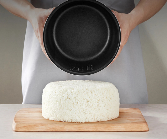 Cuiseur à Riz Midea 5L Multifonction – Cuisson Intelligente montrant le bol antiadhésif et un bloc de riz cuit parfaitement