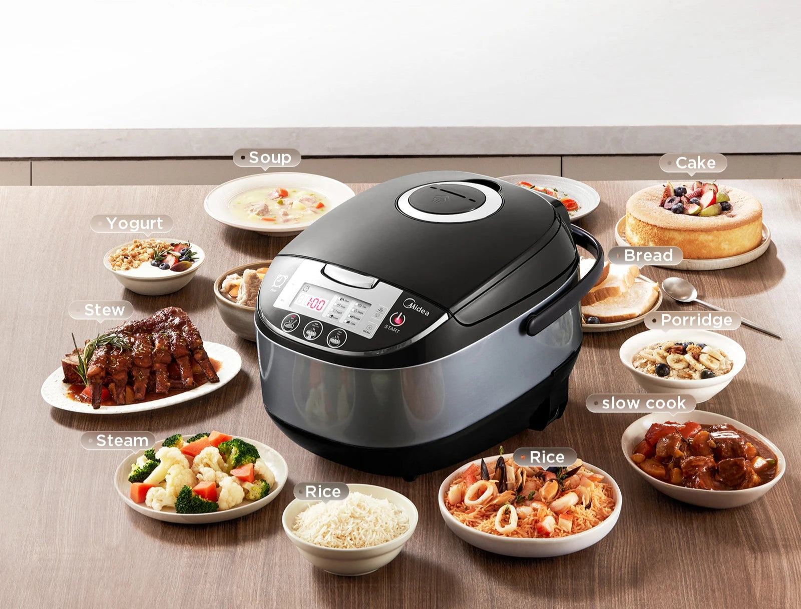 Cuiseur à Riz Midea 5L Multifonction – Cuisson Intelligente avec plusieurs plats cuits autour sur table en bois