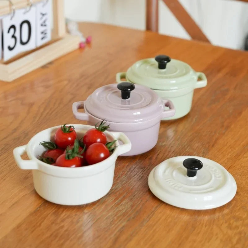 Mini cocotte céramique 200 ml avec couvercle, assortie en plusieurs couleurs et remplie de tomates cerises