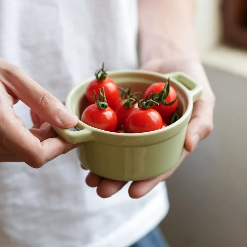 Mini cocotte céramique 200 ml avec couvercle, parfaite pour servir des aliments ou des garnitures.