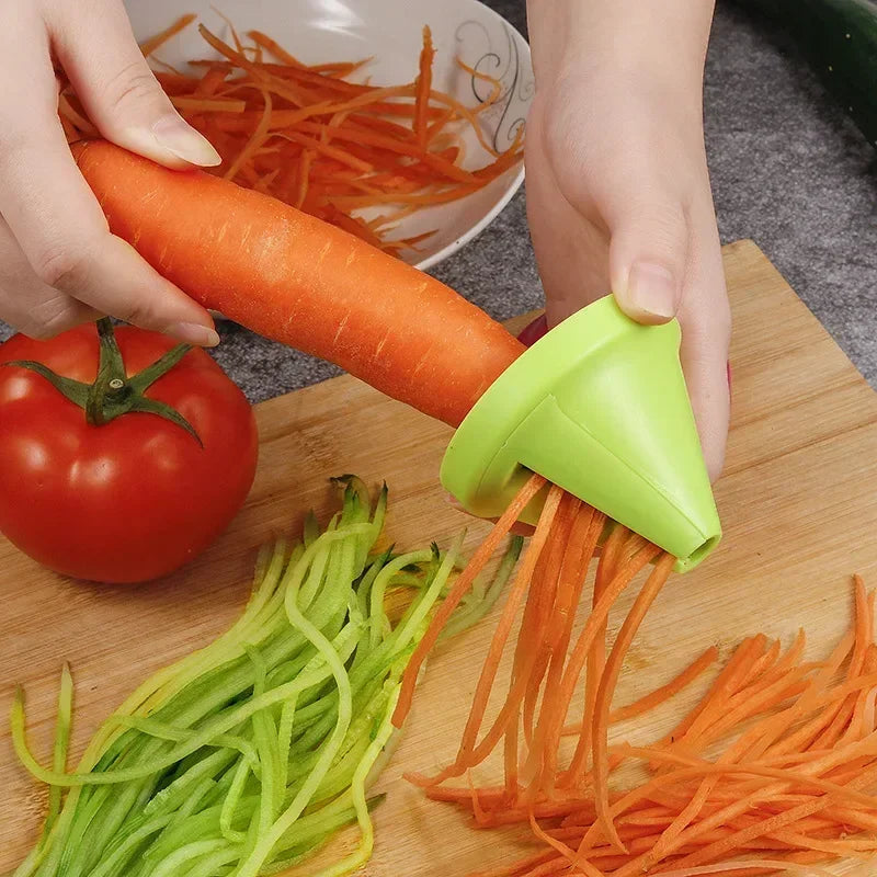 Mini Râpe Inox Compacte pour Ail, Gingembre, Fromage et légumes frais sur une planche à découper