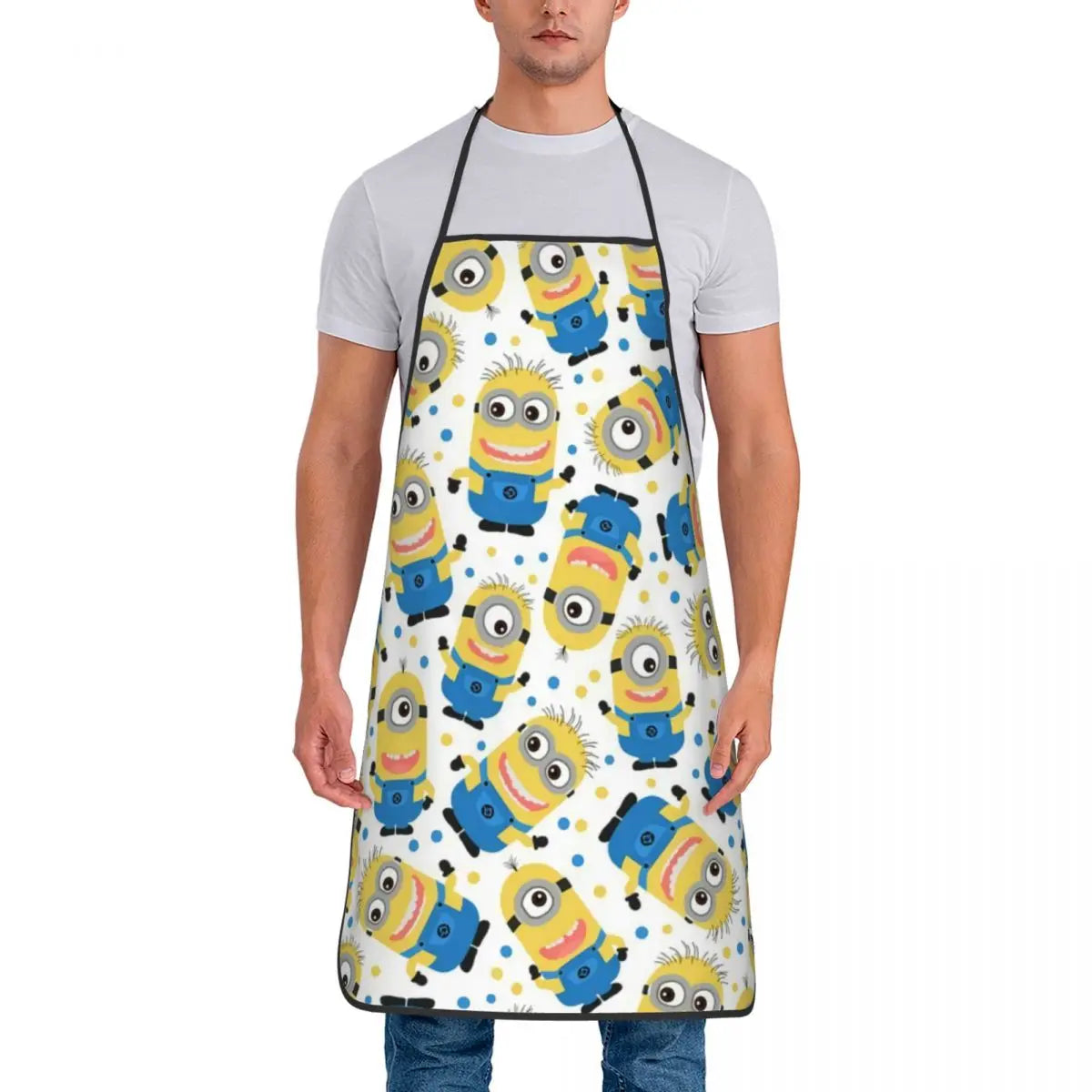 Tablier Cuisine Imperméable MINISO avec motif personnages jaunes sur fond blanc porté par un homme