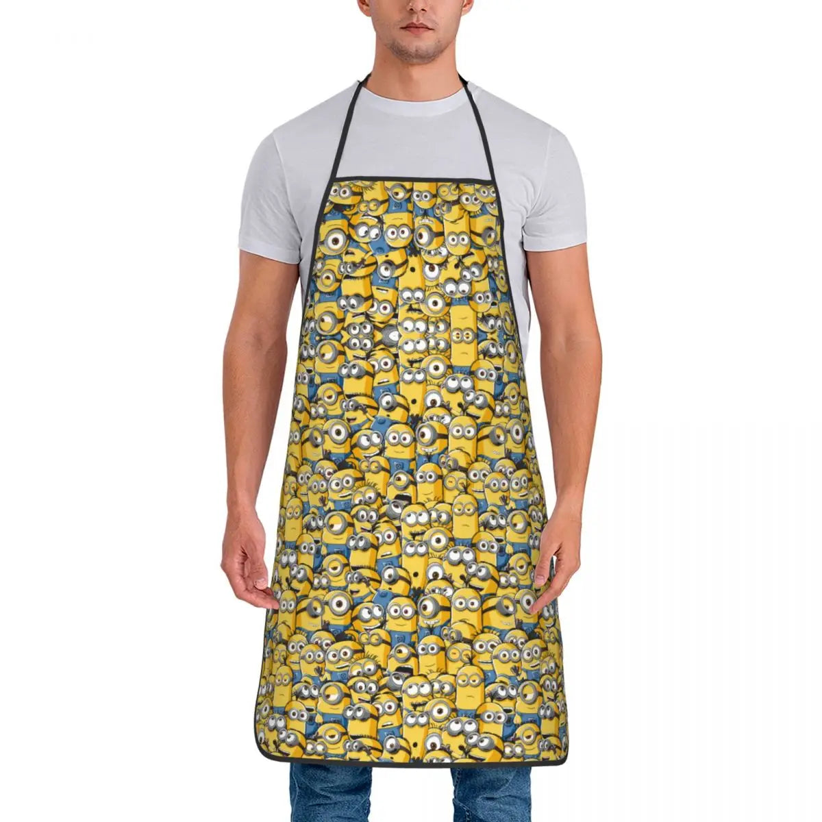 Tablier Cuisine Imperméable MINISO avec motif personnages jaunes porté par un homme debout