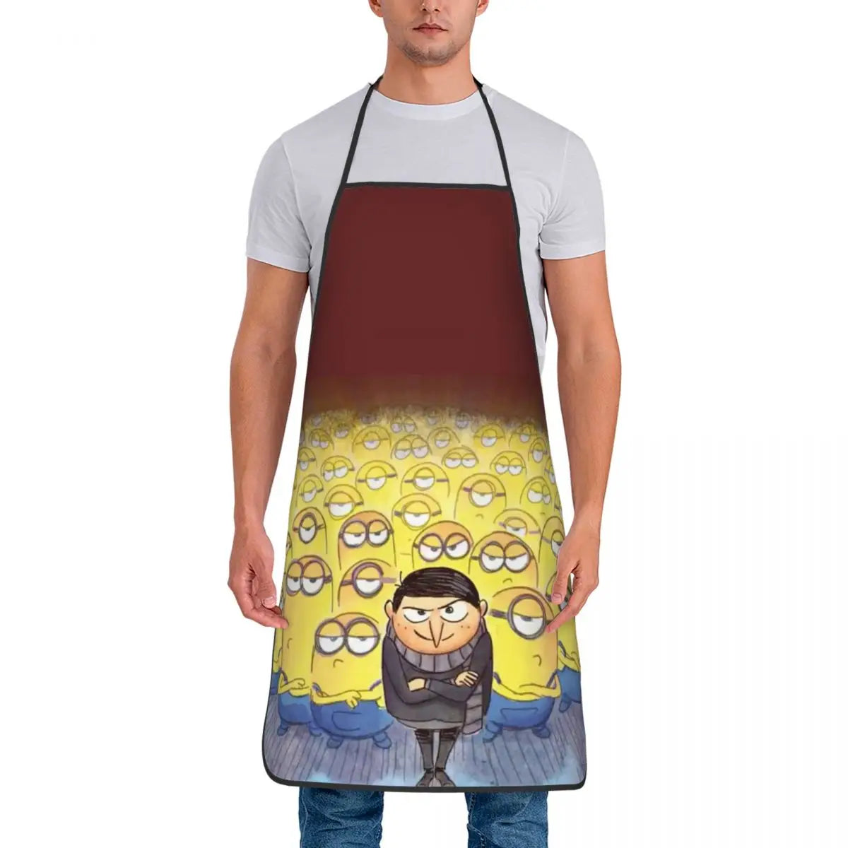 Tablier Cuisine Imperméable MINISO avec motif Minions jaunes et personnage en noir porté par un homme