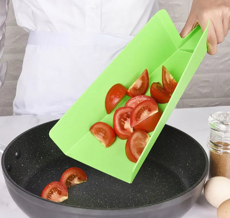 Planche à Découper Pliable MOONBIFFY – Pratique & Compacte en plastique vert avec tomates coupées vers une poêle