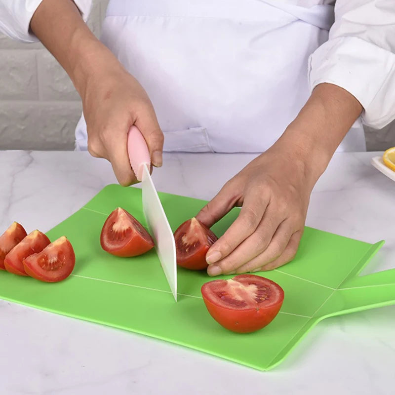 Planche à Découper Pliable MOONBIFFY – Pratique & Compacte en silicone vert utilisée pour couper des tomates