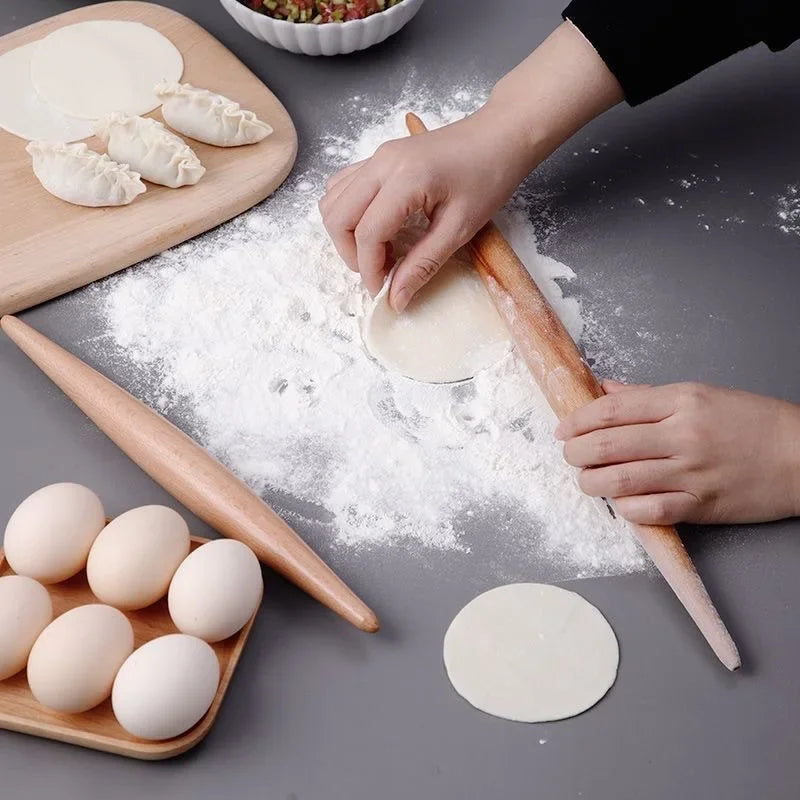 Rouleau pâtisserie bois double pointe – antiadhésif utilisé pour étaler la pâte avec œufs et raviolis