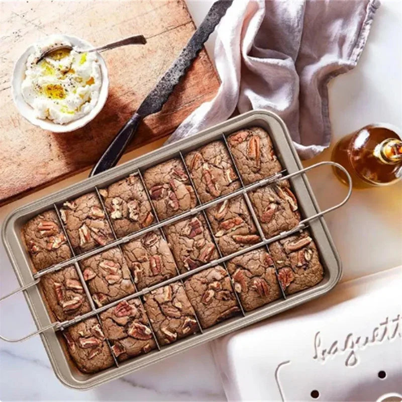 Moule à Brownies Antiadhésif avec Diviseur – 18 Portions contenant des brownies coupés avec noix sur une table en marbre.