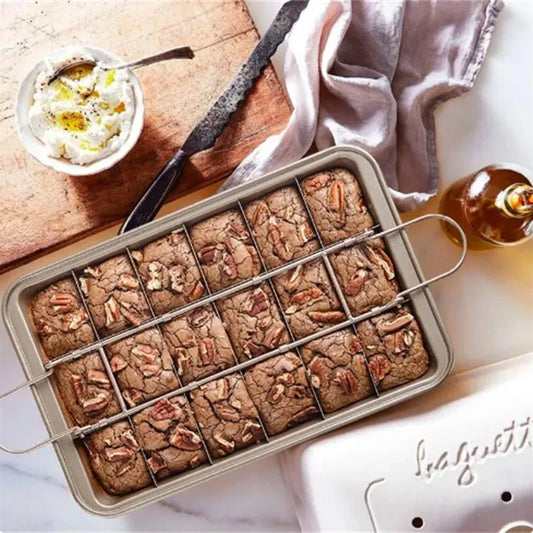 Moule à Brownies Antiadhésif avec Diviseur – 18 Portions contenant des brownies coupés avec noix sur une table en marbre.