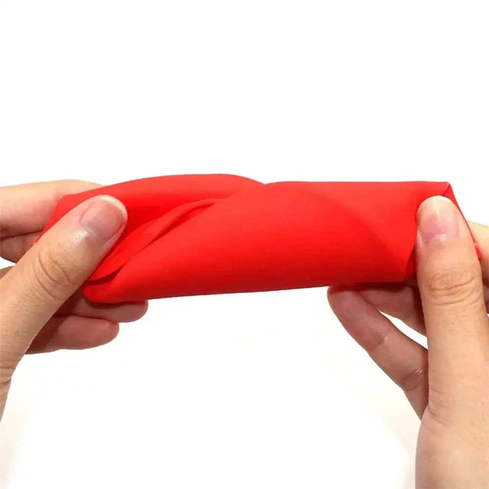 Moule à gâteau en silicone rouge pliable pour des créations pâtissières faciles et amusantes.