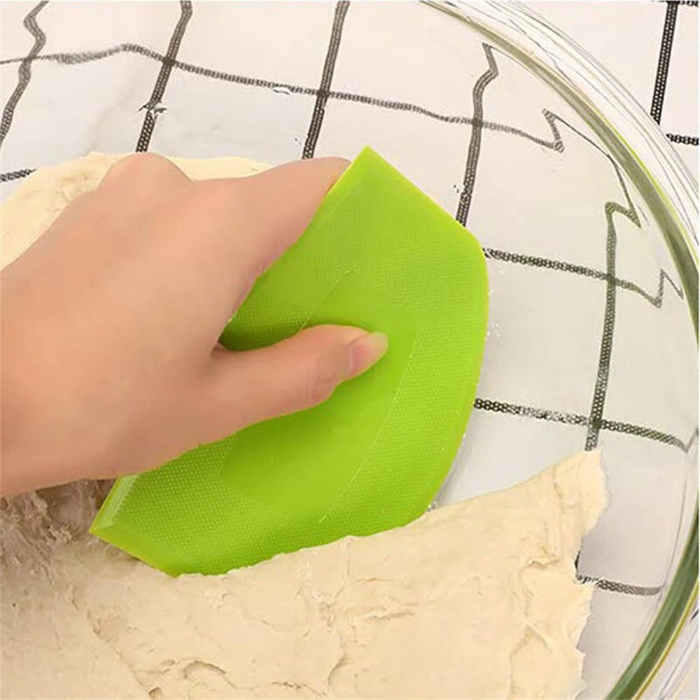 Moule à gâteau rond en aluminium fond amovible utilisé pour préparer une pâte dans un bol transparent