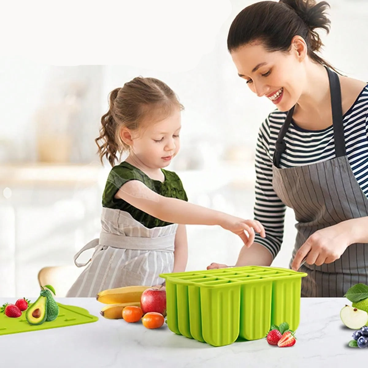 Moule à Glaces en Silicone – 9 /12 Cavités vert utilisé par une mère et sa fille en cuisine