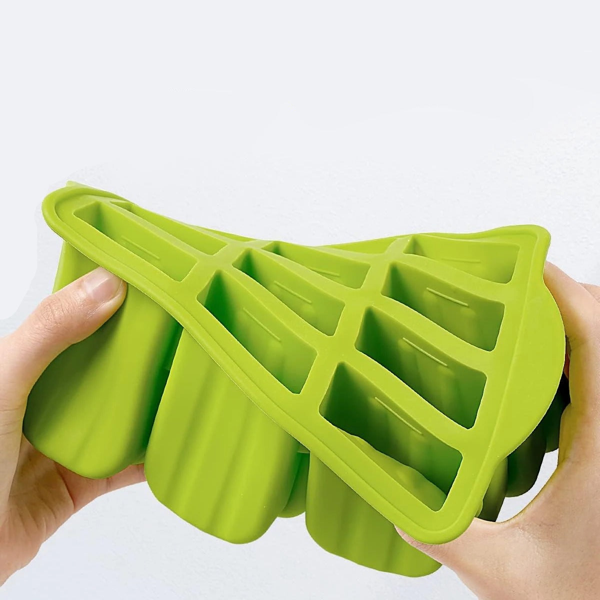 Moule à Glaces en Silicone – 9 /12 Cavités vert flexible tenu par deux mains pour faciliter le démoulage